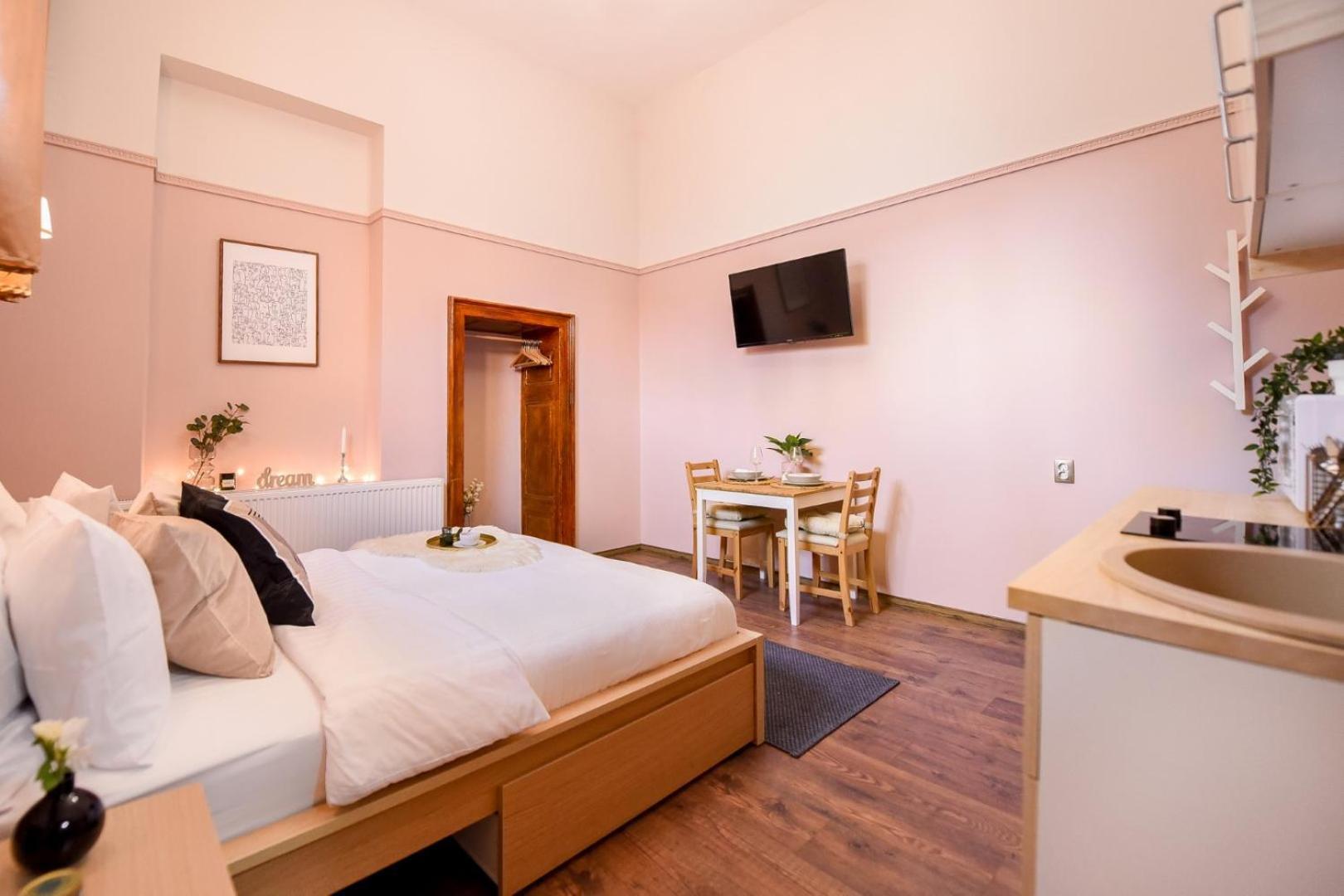 Historic Charm, Modern Comfort - Accommodation In The Heart Of The Old Town Bucharest Room photo