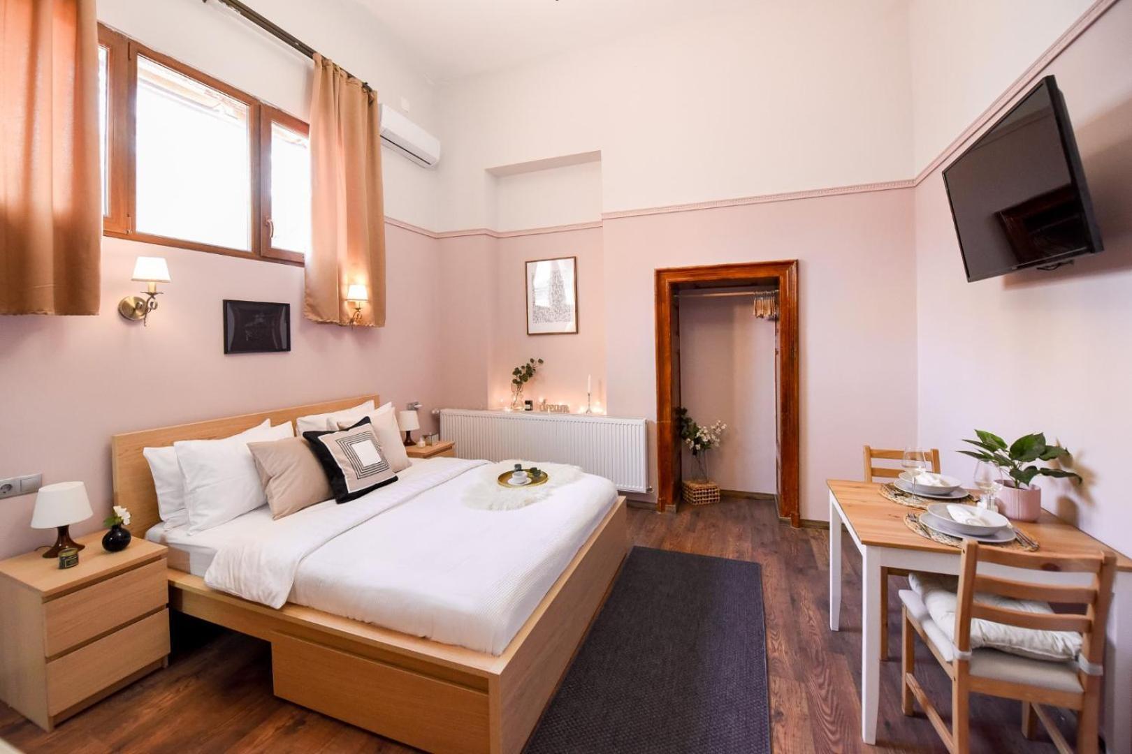 Historic Charm, Modern Comfort - Accommodation In The Heart Of The Old Town Bucharest Room photo