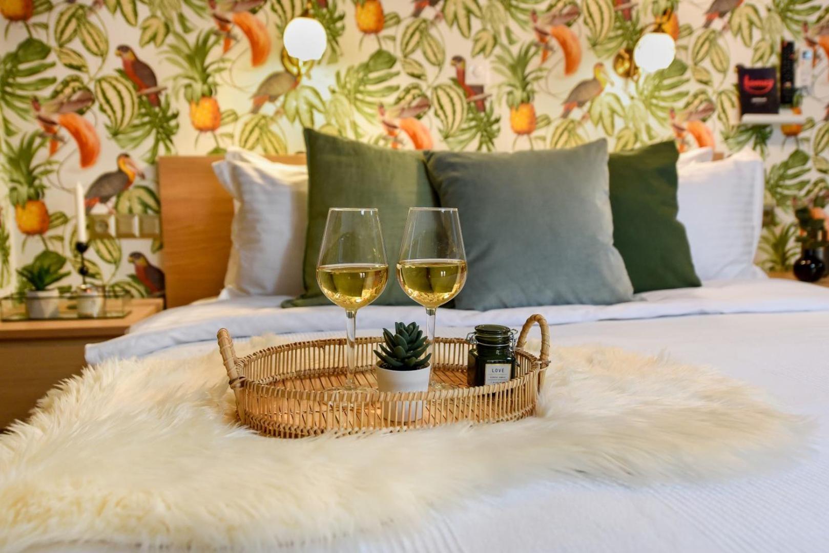 Historic Charm, Modern Comfort - Accommodation In The Heart Of The Old Town Bucharest Room photo