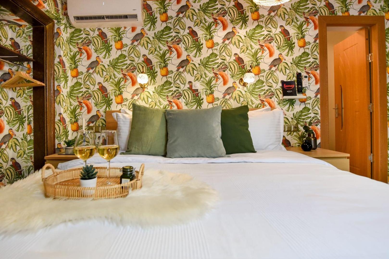 Historic Charm, Modern Comfort - Accommodation In The Heart Of The Old Town Bucharest Room photo