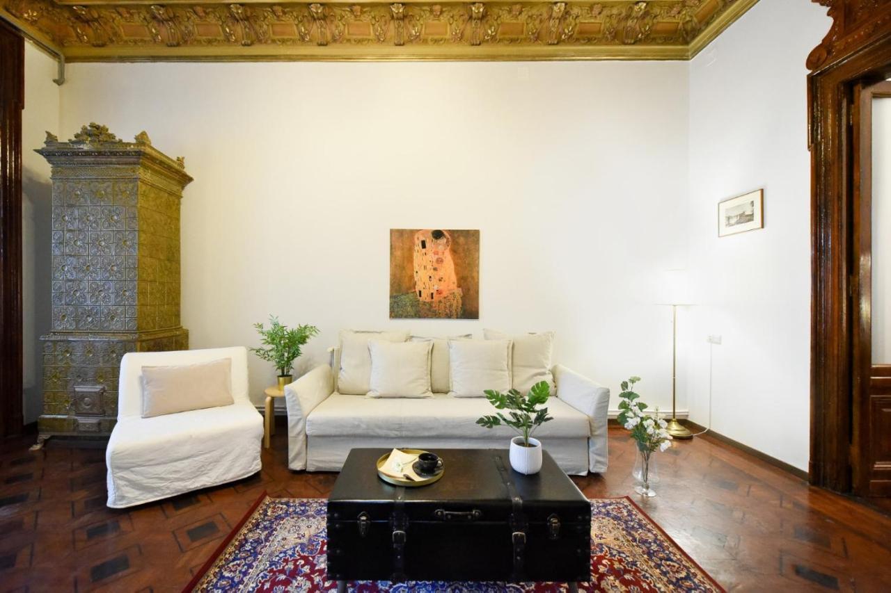 Historic Charm, Modern Comfort - Accommodation In The Heart Of The Old Town Bucharest Exterior photo