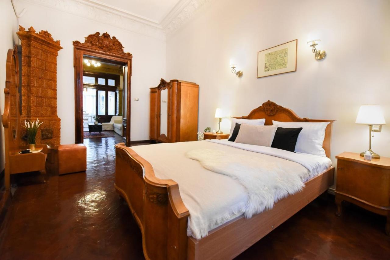 Historic Charm, Modern Comfort - Accommodation In The Heart Of The Old Town Bucharest Exterior photo